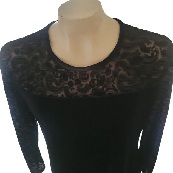 Elegant Black‎ Velvet Evening Gown With Sheer Lace Sleeves & Floral Detail lace - Picture 3 of 10